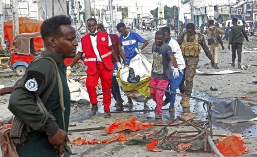 Somali'de Eğitim Bakanlığı'na bomba yüklü araçlarla saldırı
