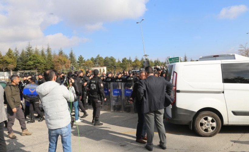 AYM önünde nöbet tutan eğitimcilere gözaltı