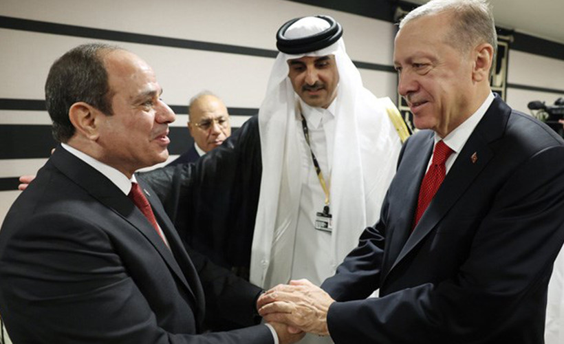 Erdoğan Katar’da yıllarca 'katil' dediği Sisi ile selamlaştı