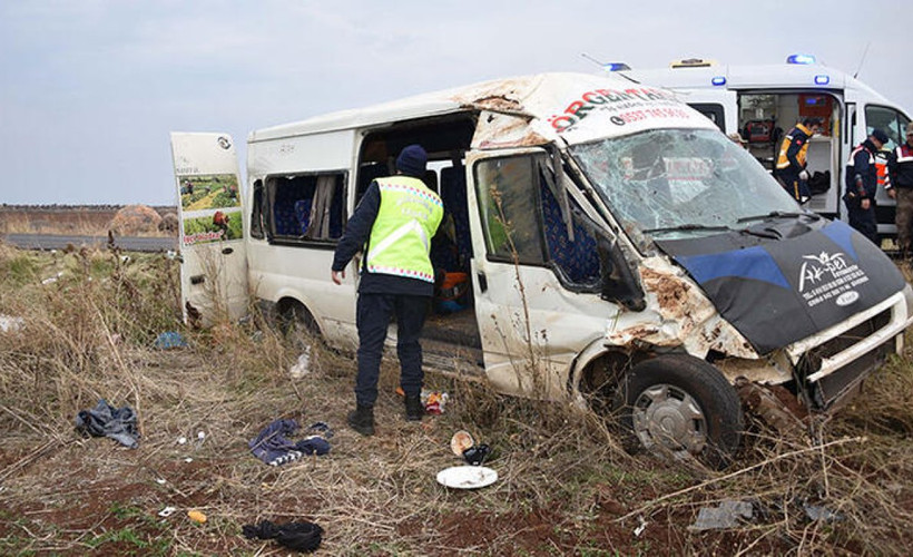 Urfa'da tarım işçilerini taşıyan minibüs devrildi: 23 yaralı