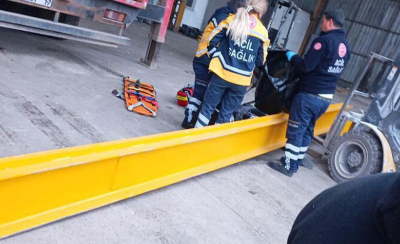 Ankara'da, üzerine vinç direği devrilen işçi öldü