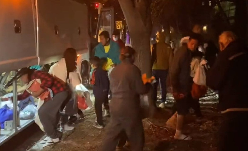 ABD Başkan Yardımcısı'nın evinin önüne otobüsler dolusu göçmen bırakıldı