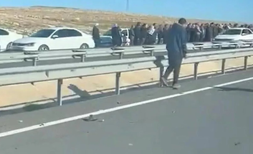 Urfa'da uzun namlulu silahla otomobil tarandı