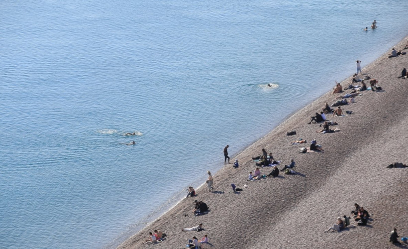 Antalya'da yılın ilk günü denize girildi
