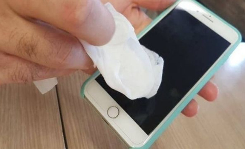 Cep telefonunuzu sakın böyle silmeyin - Ekrana verdiği zarar inanılmaz