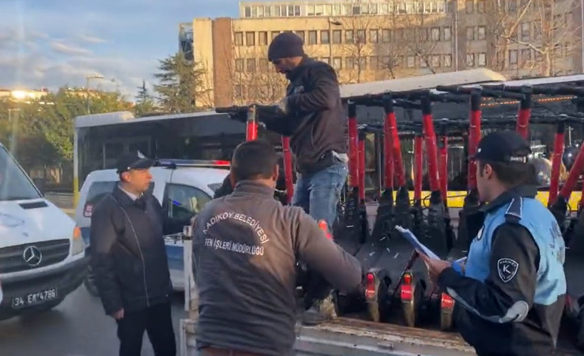 Kadıköy Belediyesi kaldırımlardaki skuterleri toplamaya başladı