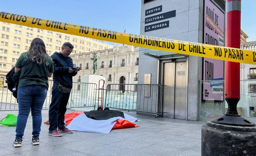Şili'de devlet başkanlığı sarayı önüne ölü aslan bırakıldı