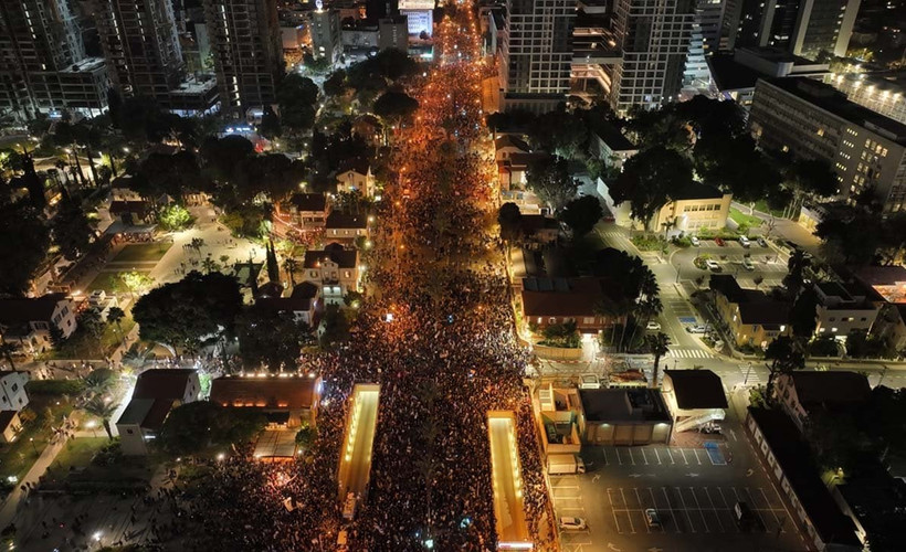 İsrail'de on binler hükümetin yargı düzenlemesini protesto etti