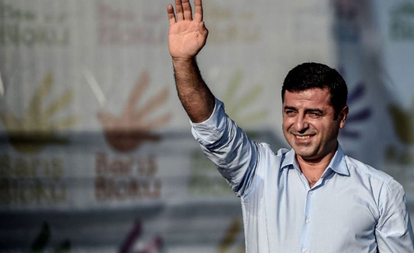Demirtaş, seçmene şiirle seslendi: İyisi mi sen bana gel, gecenin karanlığından çıkıp