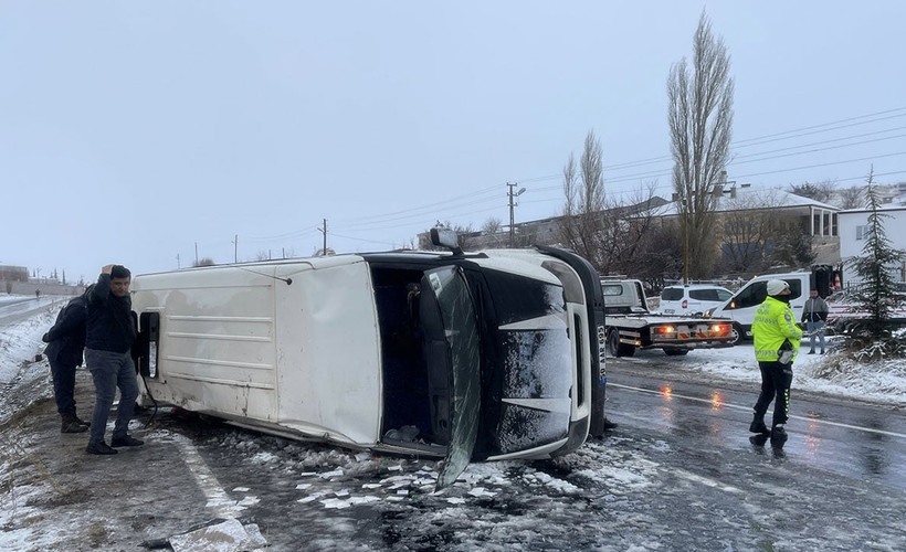 İşçileri taşıyan minibüs devrildi: Bir ölü, 12 yaralı
