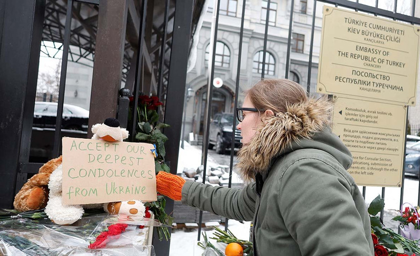 Yabancı misyonlarda bayraklar yarıya indi, bina önlerine çiçekler bırakıldı