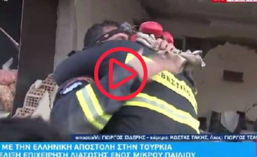Yunan ekipler altı yaşındaki çocuğu enkazdan sağ çıkardı