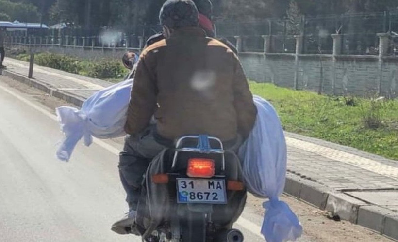 Gazeteci Timur Soykan paylaştı: Hatay'da cenazelerini, kendi motosikletleriyle taşıdılar
