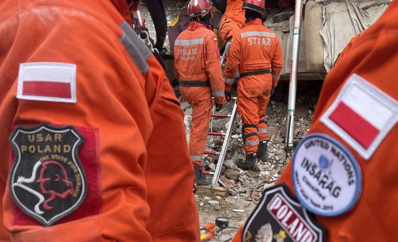 Enkaz altından 12 kişiyi kurtaran Polonyalı itfaiyeciler ülkelerine dönüyor