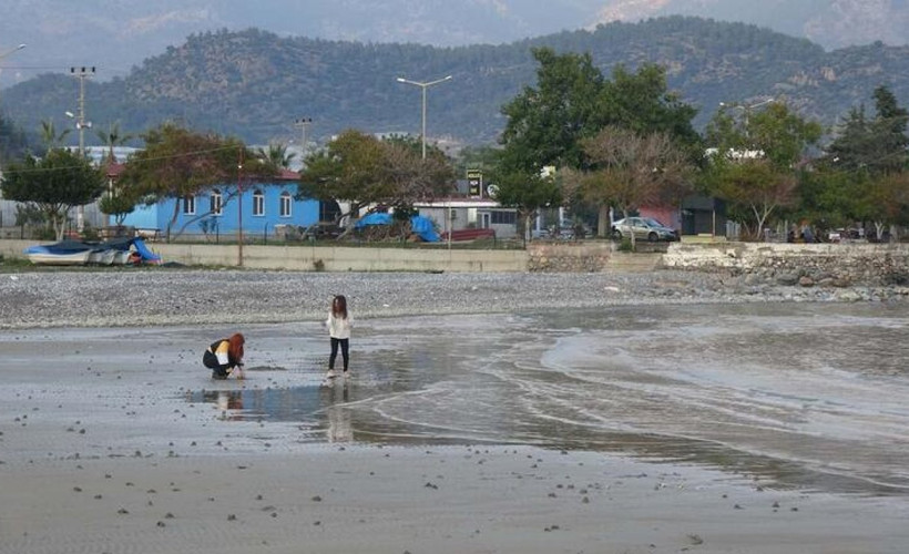 Anamur ve Bozyazı'da deniz çekildi: 'Çekilen su bu defa geri gelmedi'