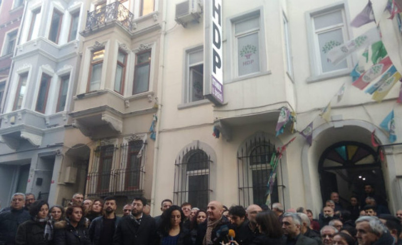 HDP il binasına girerek etrafa zarar veren bir kişi gözaltına alındı