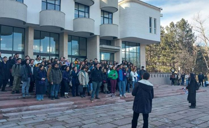 ODTÜ'de öğrencilerin yurtlara alınmaması protesto edildi