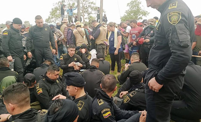 Kolombiya'da köylülerin alıkoyduğu 88 polis ve işçi serbest