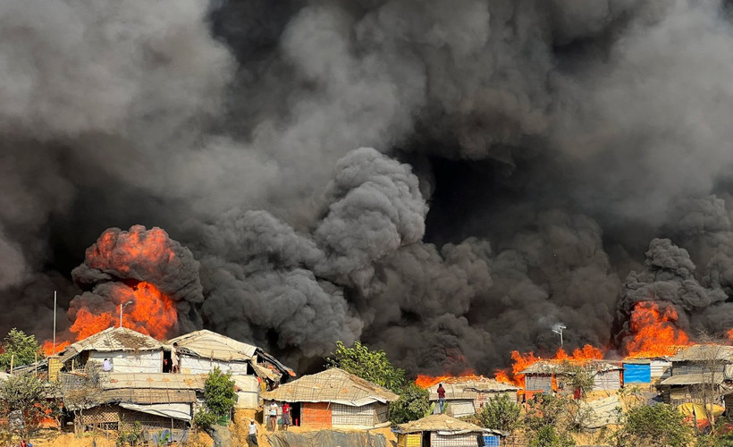 Bangladeş'teki dünyanın en büyük mülteci kampında yangın: 12 bin kişi evsiz kaldı