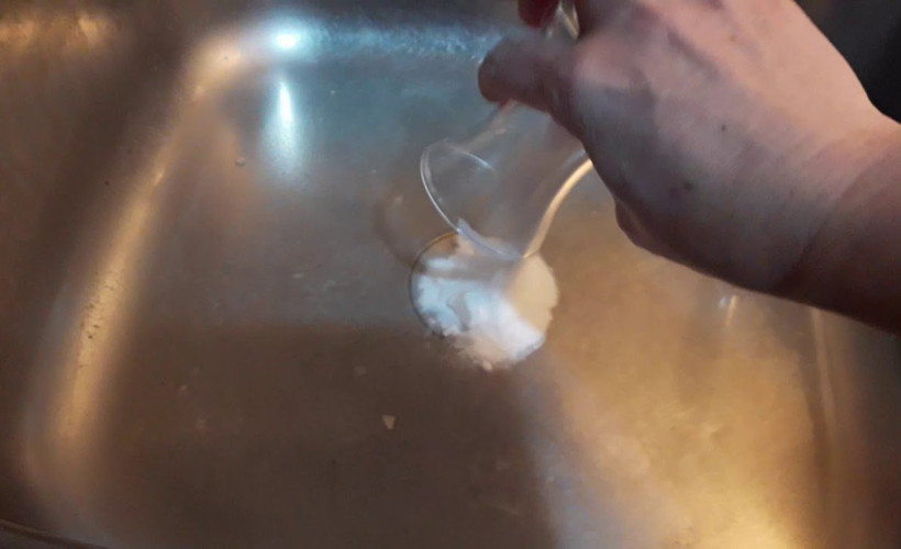 1 kaşık veya 1 bardak dolusu dökünce tıkalı gideri açıyor.. Temizlik uzmanlarının en çok kullandığı yöntem