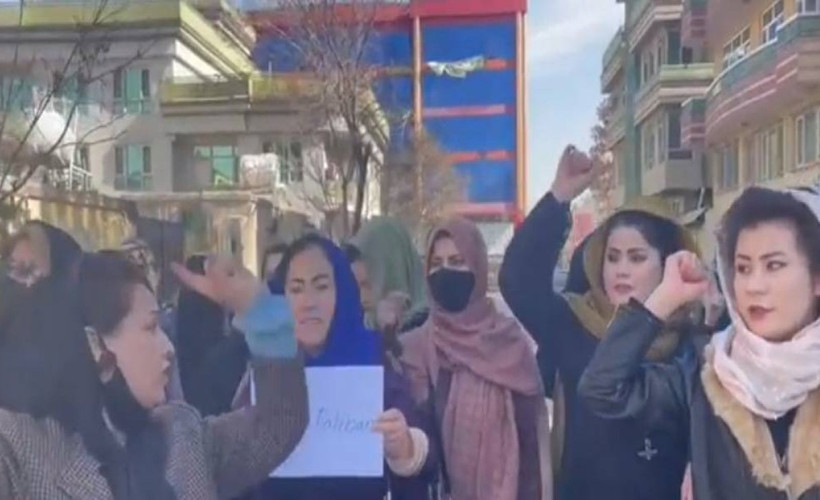 Kabil'de kadınlardan Taliban gölgesi altında 8 Mart yürüyüşü