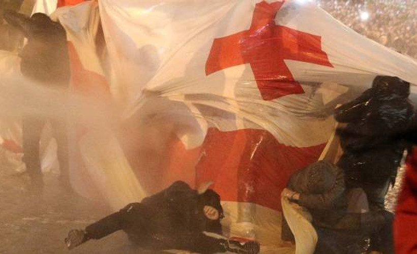 Gürcistan'da 'yabancı ajan' yasa tasarısını binlerce kişi protesto etti