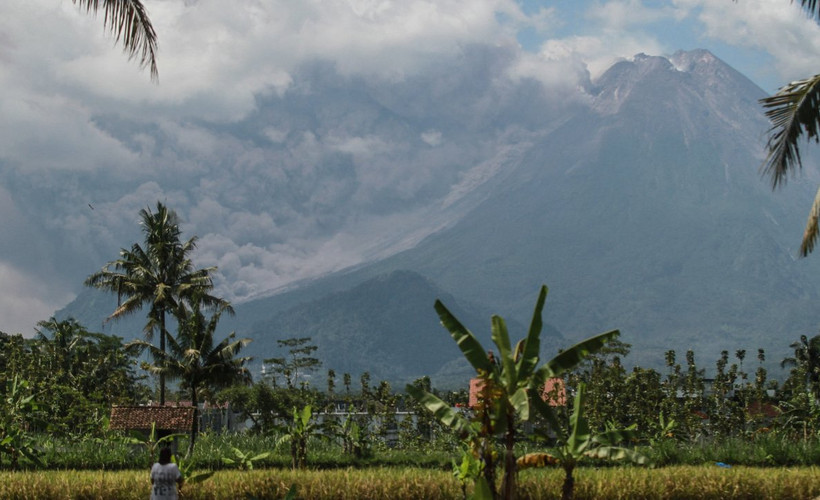 Endonezya'da Merapi Yanardağı faaliyete geçti: Sekiz köy küllerden etkilendi