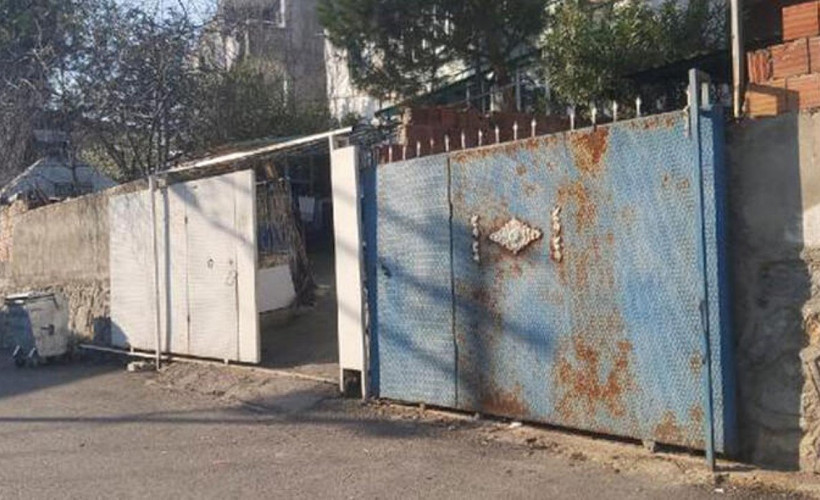 Raydan çıkan demir kapının altında kalan çocuk vefat etti
