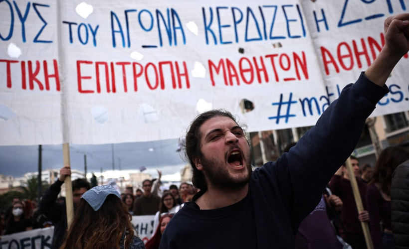 Komşuyu sarsan tren kazası: Yunanistan'daki genel greve binlerce kişi katıldı