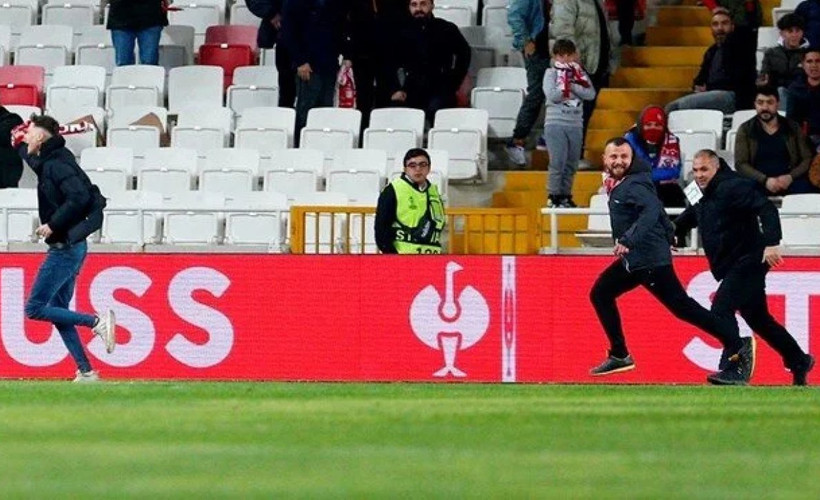 Sahaya girip Fiorentinalı futbolcuya saldıran iki taraftar tutuklandı