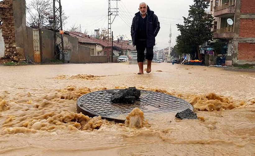 Şiddetli sağanak şimdi de Malatya'da: Rögar taştı; cadde göle döndü
