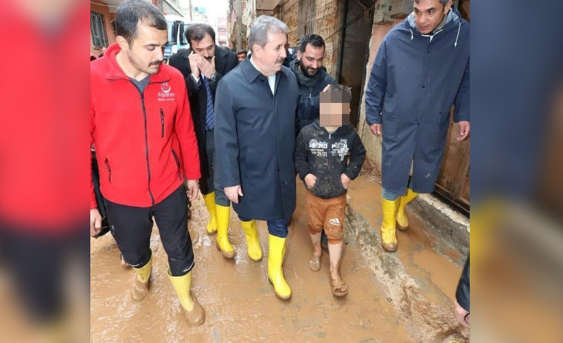 Destici'nin sel bölgesinden bir çocukla verdiği poz tepki çekti