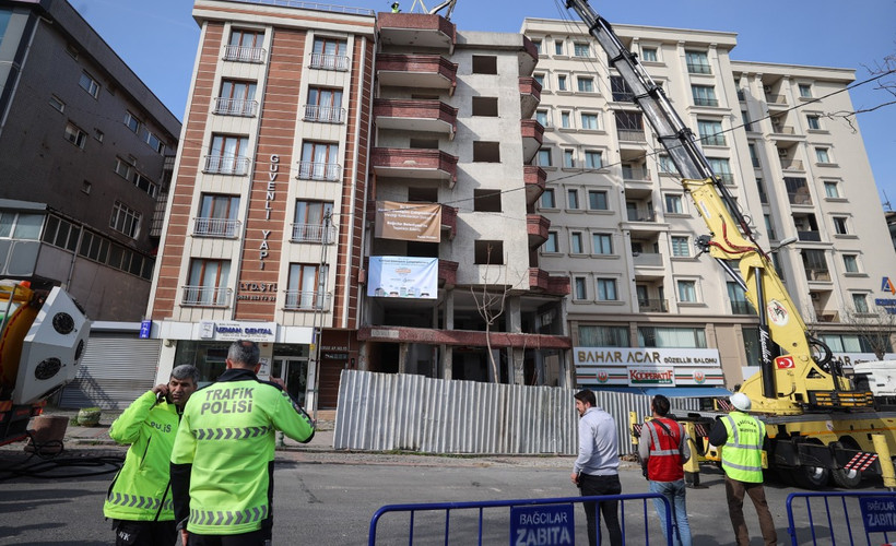 Bağcılar'daki sosyal medyanın gündemindeki riskli binanın yıkımına başlandı
