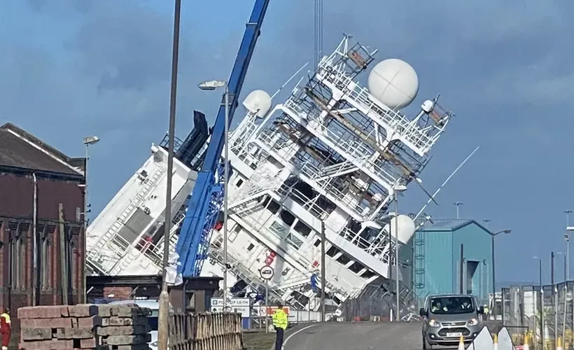 İskoçya'da 3 bin tonluk gemi yan yattı: 25 yaralı