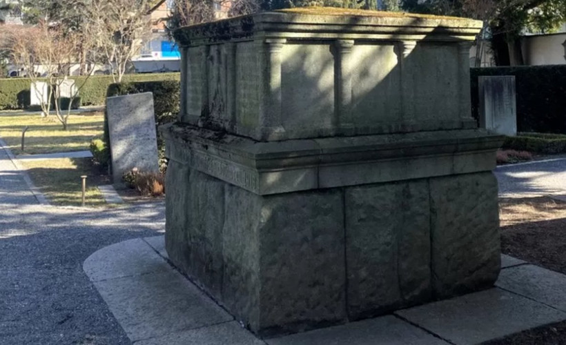 'Mezar taşı' Nazi anıtı çıktı, İsviçre karıştı