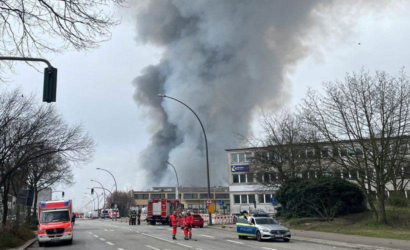 Hamburg’da yangın: 140 kişi tahliye edildi, zehirli partikül uyarısı yapıldı