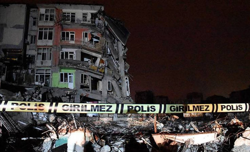 Malatya'daki ağır hasarlı bina çöktü
