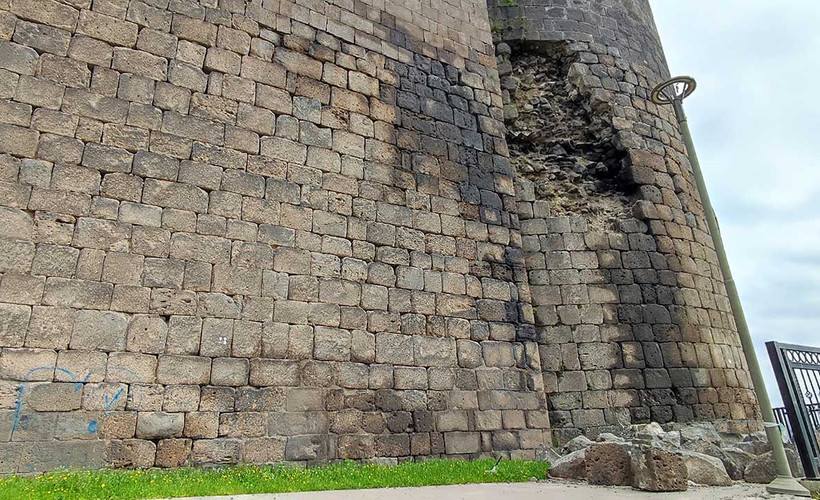 Diyarbakır surlarının dökülen taşları iki aydır oldukları yerde