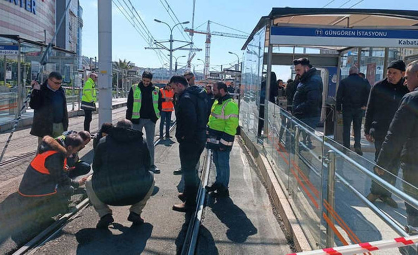 Güngören'de tramvay raydan çıktı