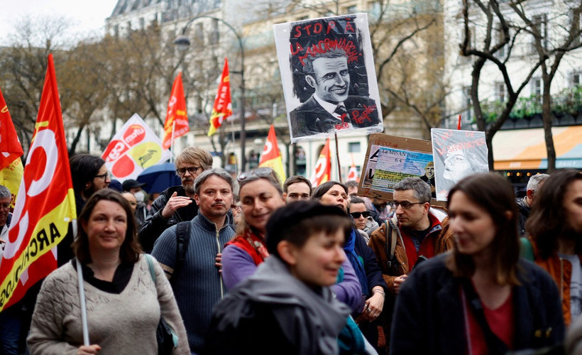 Macron imzaladı, öfke yaratan emeklilik düzenlemesi yasalaştı