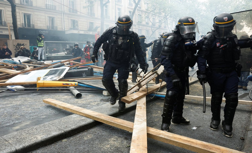 Fransa'da 1 Mayıs olaylı başladı: Paris'te en az 40 gözaltı