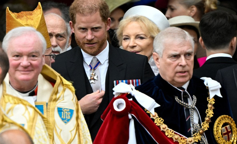 Prens Harry babasının taç giyme törenine yalnız katıldı: Eşi Megan Markle ABD'de kaldı