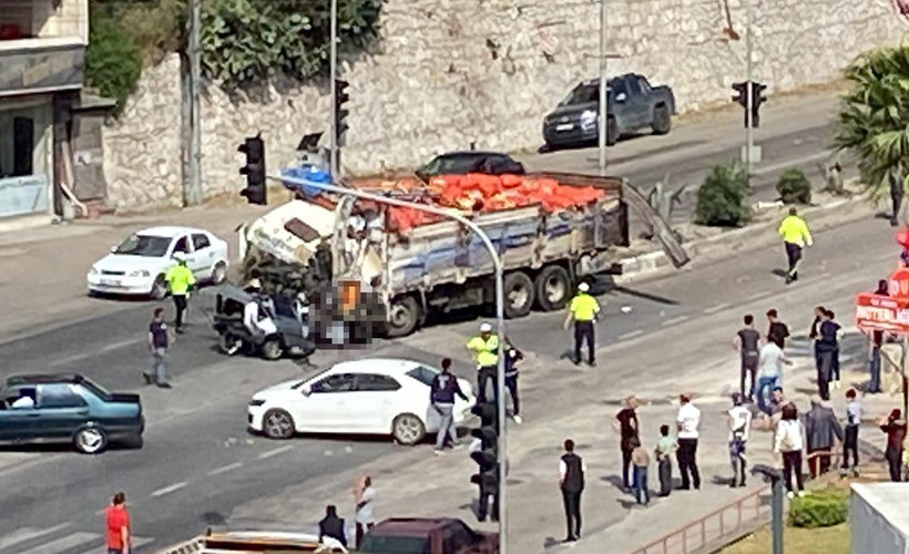 Hatay'da kamyon kontrolden çıktı: Ölü ve yaralılar var