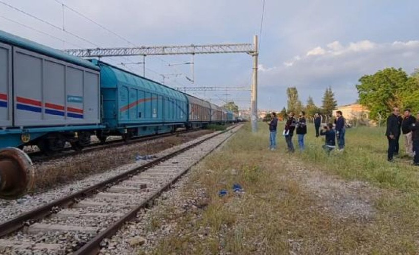 Vagonların üzerine çıkan çocuk akıma kapılarak ağır yaralandı