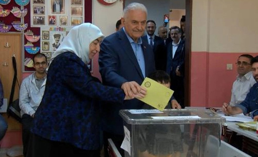 Binali Yıldırım'dan kabinden geç çıkan eşine: 'Ne oldu hanım karar veremedin mi'