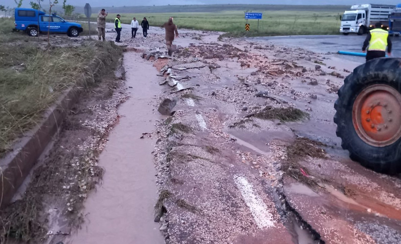Dersim'de sağanak nedeniyle Çemişgezek-Pertek kara yolu ulaşıma kapatıldı