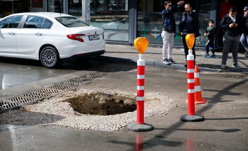 Ankara'da sağanak yağış nedeniyle yol çöktü