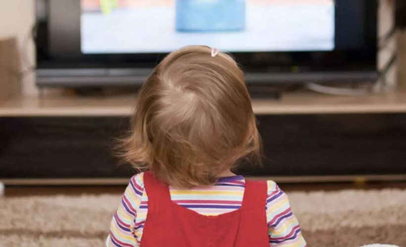 Uzmanı uyardı: Çocuğunuz yüksek sesle televizyon izliyorsa işitme kaybı olabilir