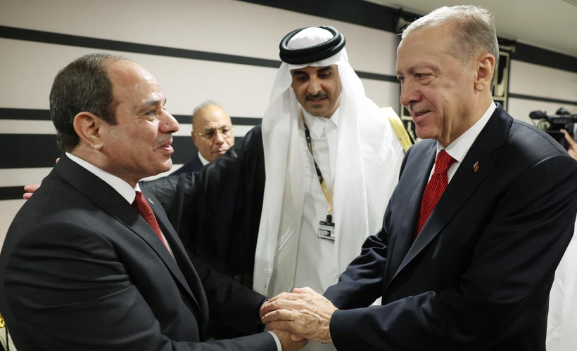 Bloomberg'den Sisi ve Erdoğan yorumu: Umutsuzca ekonomik koltuk değneğine ihtiyaç duyuyorlar