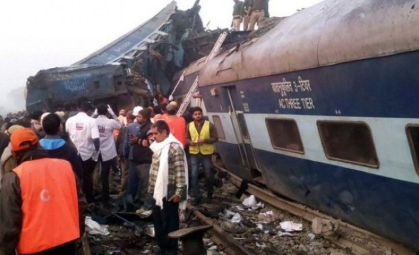 Hindistan’da tren kazası: En az 50 kişi öldü